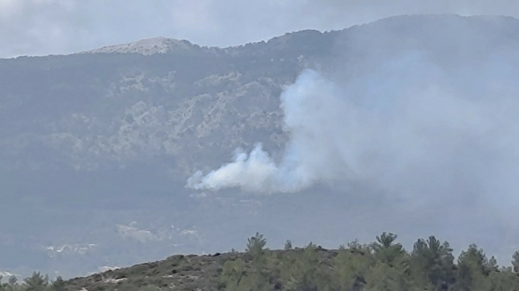 Φωτιά στη Ρόδο: Επιχειρούν 13 εναέρια – Θα μεταβούν 30 δασοκομάντος από την Αττική